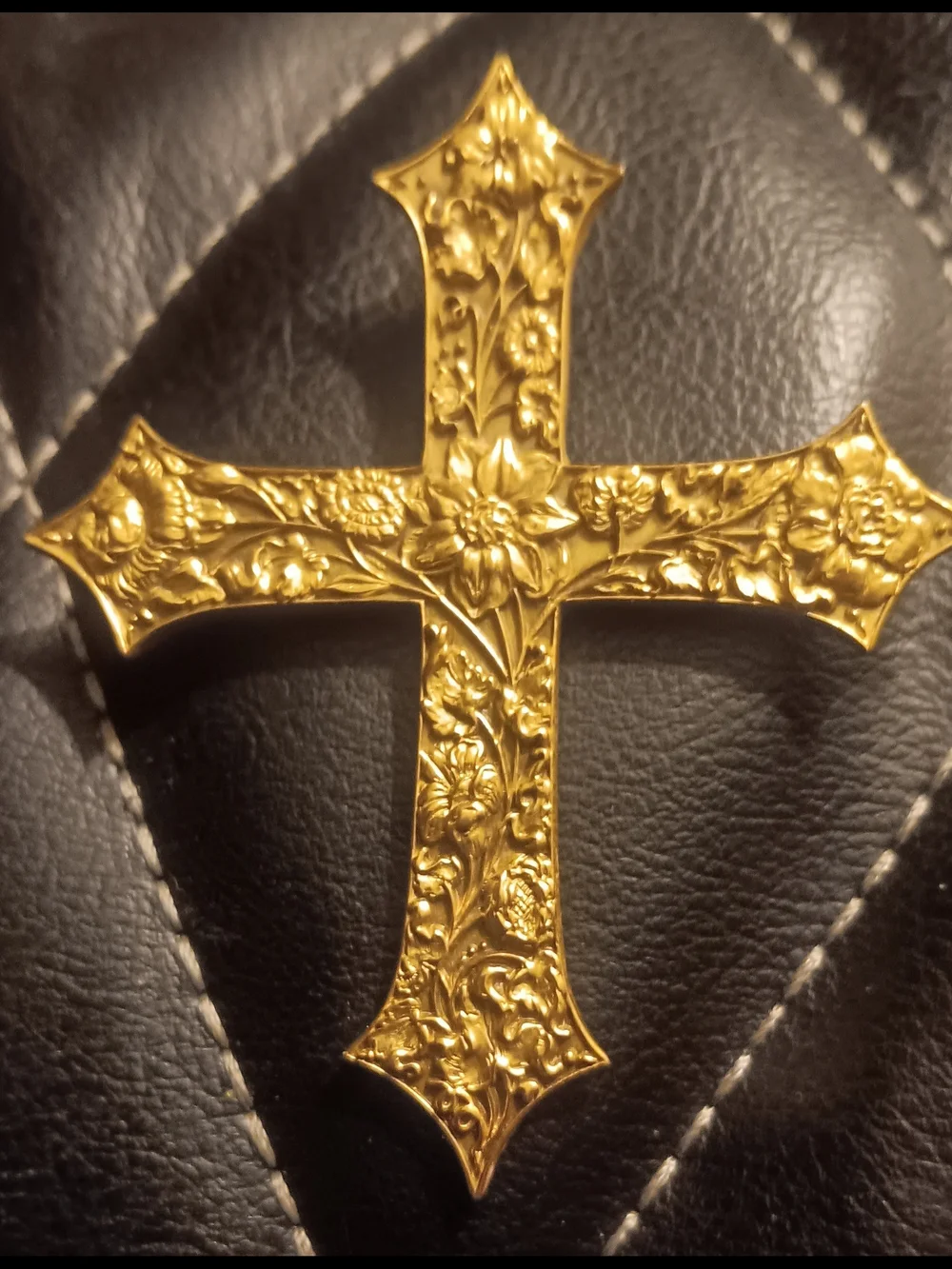 National Gallery Of Arts Gold Tone Cross Nwcklace Pendant 3.5 Inches